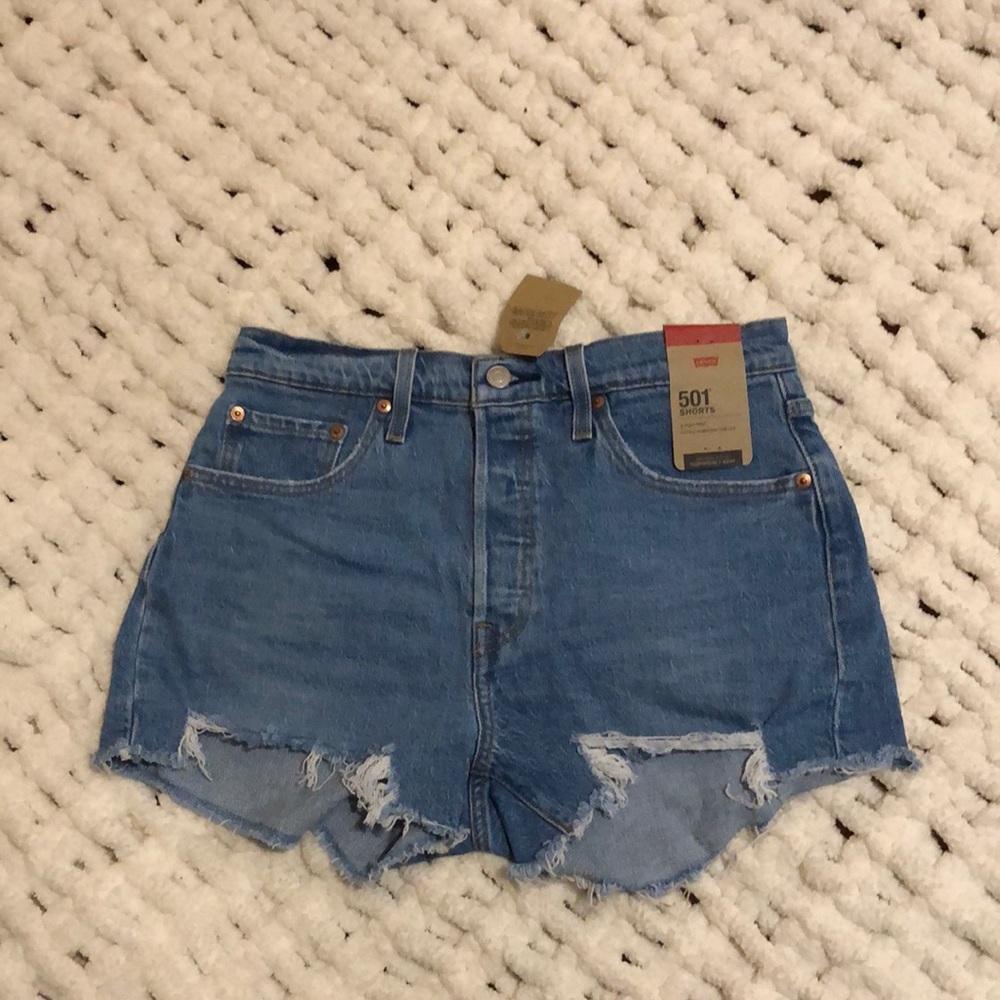 Light wash Levi shorts